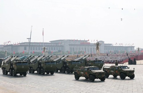 这是反舰导弹方队接受检阅。新华社记者 陈诚 摄