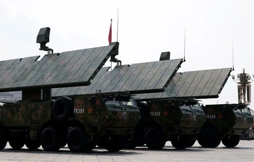 这是反无人机方队接受检阅。新华社记者 李明 摄