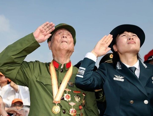 这是观礼的嘉宾。新华社记者 李明 摄