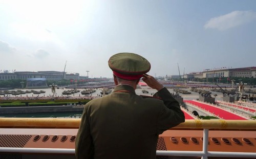 这是观礼嘉宾在天安门城楼上敬礼。新华社记者 才扬 摄