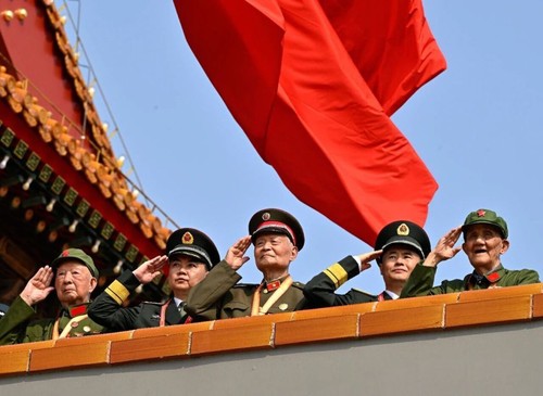 这是观礼嘉宾在天安门城楼上敬礼。新华社记者 岳月伟 摄
