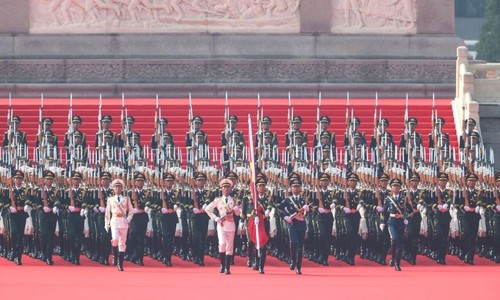 这是国旗护卫队官兵护卫着五星红旗，从人民英雄纪念碑行进至广场北侧升旗区。新华社记者 刘大伟 摄