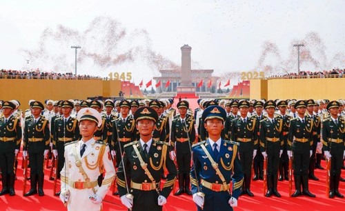 这是国旗护卫队在天安门广场列队。新华社记者 费茂华 摄