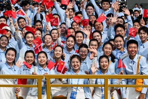 这是合唱团成员挥舞旗帜。新华社记者 李安 摄