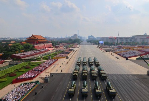 这是核导弹第二方队通过天安门广场。新华社记者 刘续 摄