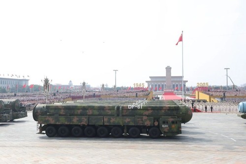 这是核导弹第一方队接受检阅。新华社记者 陈斌 摄