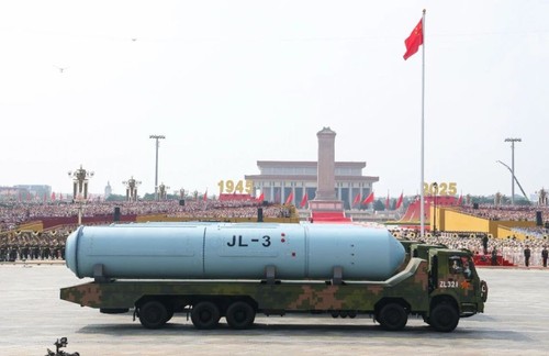 这是核导弹第一方队接受检阅。新华社记者 刘大伟 摄