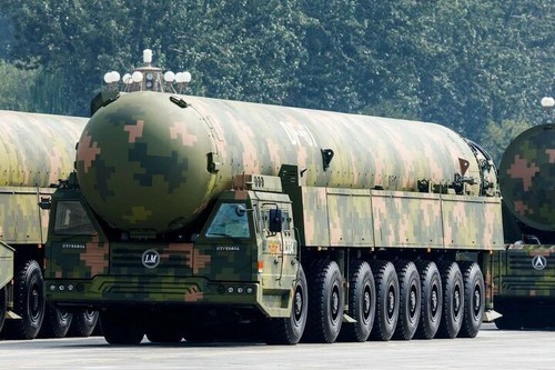 这是核导弹第一方队接受检阅。新华社记者 张玉薇 摄