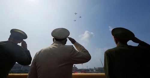 这是轰炸机梯队飞过天安门广场上空时嘉宾敬礼。新华社记者 才扬 摄