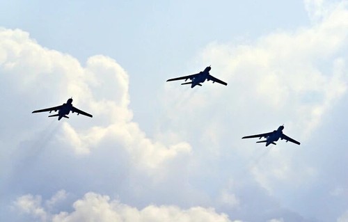 这是轰炸机梯队接受检阅。新华社记者 李鑫 摄