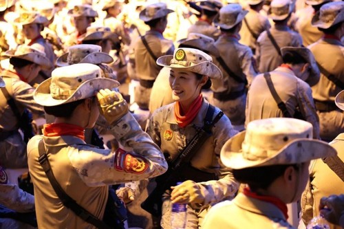 这是纪念大会开始前，受阅部队在整理着装。新华社记者 雒圆 摄