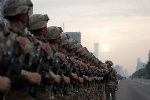 这是纪念大会开始前，受阅部队在准备。新华社记者 陈思汗 摄