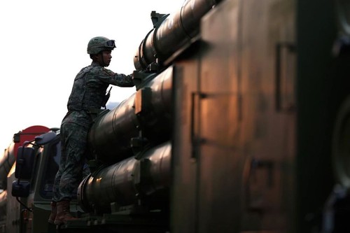 这是纪念大会开始前，受阅部队在准备。新华社记者 林煜 摄