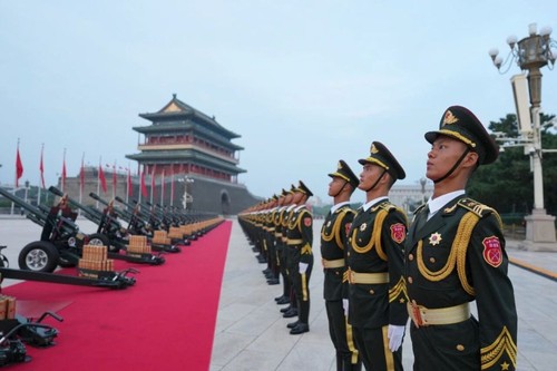 这是纪念大会开始前的礼炮阵地。新华社记者 牟宇 摄