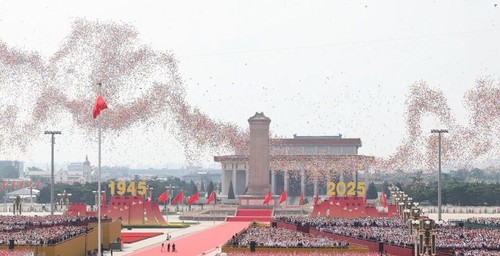 这是纪念大会现场放飞和平鸽和气球。新华社记者 姚大伟 摄