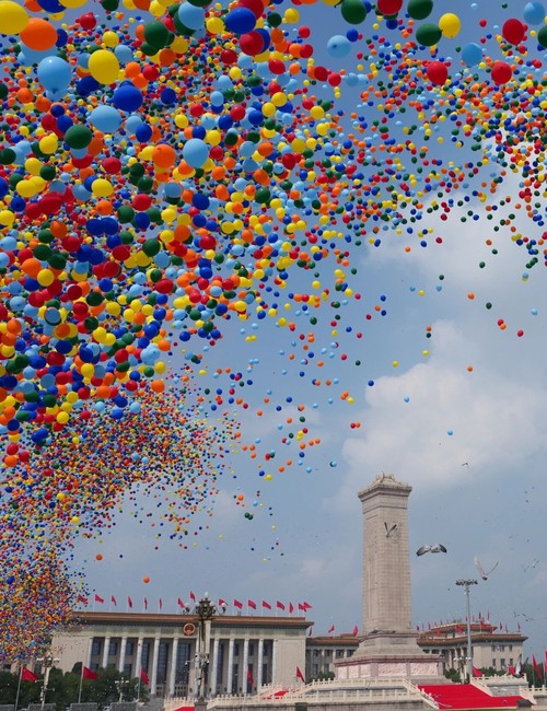 这是纪念大会现场放飞气球和鸽子。新华社记者 牟宇 摄
