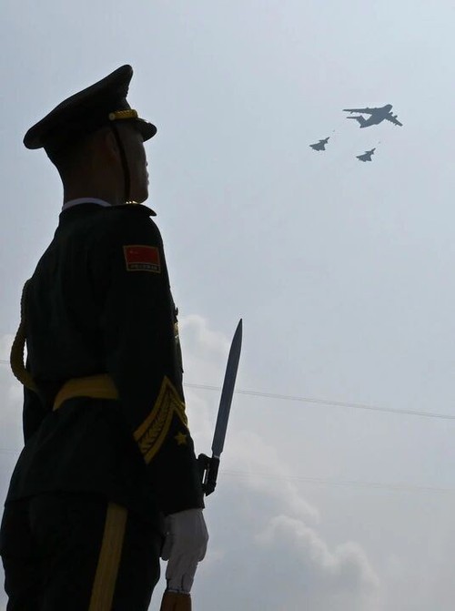 这是加受油机梯队从空中飞过。新华社记者 肖艺九 摄