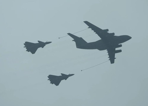 这是加受油机梯队接受检阅。新华社记者 王迎 摄