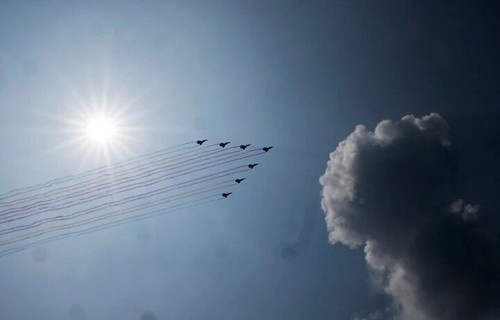 这是教练机梯队接受检阅。新华社记者 肖艺九 摄