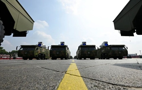 这是接受检阅的舰载防空武器方队。新华社记者 肖艺九 摄