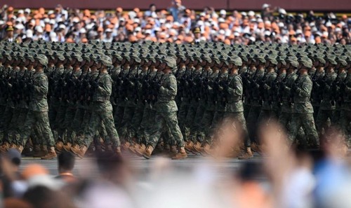 这是军事航天部队方队通过天安门广场。新华社记者 连振 摄