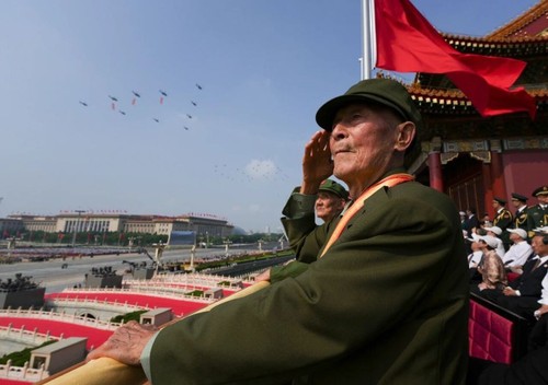 这是抗战老战士在天安门城楼上敬礼。新华社记者 才扬 摄
