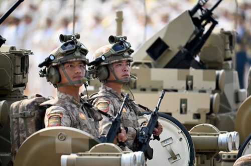 这是空降突击方队接受检阅。新华社记者 李尕 摄