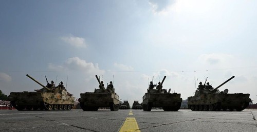 这是空降突击方队接受检阅。新华社记者 肖艺九 摄