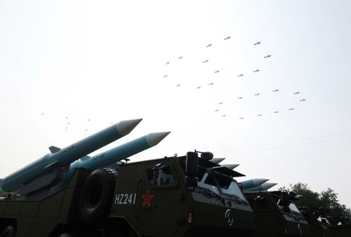 这是空中护旗梯队从反舰导弹方队上空飞过。新华社记者 林煜 摄