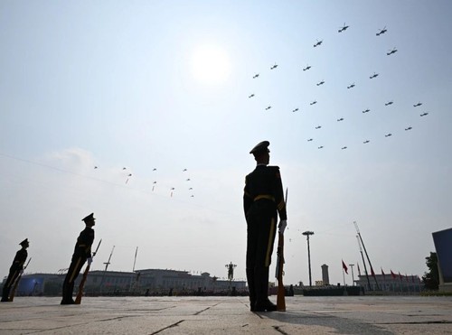 这是空中护旗梯队飞过天安门广场上空，26架直升机汇成巨大的“80”字样。新华社记者 肖艺九 摄