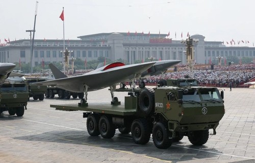 这是空中无人作战方队接受检阅。新华社记者 陈诚 摄