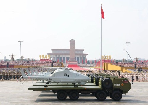 这是空中无人作战方队接受检阅。新华社记者 刘大伟 摄