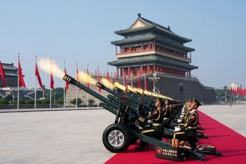 这是礼炮在天安门广场鸣响。新华社记者 牟宇 摄
