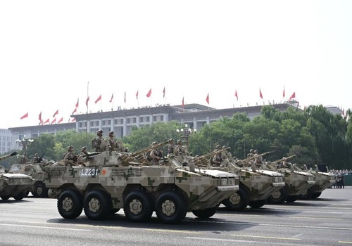 这是两栖突击方队接受检阅。新华社记者 杨冠宇 摄