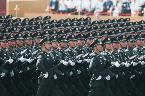 这是陆军方队接受检阅。新华社记者 黄宗治 摄