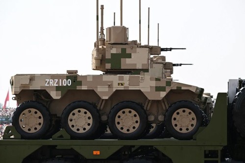 这是陆上无人作战方队接受检阅。新华社记者 李一博 摄