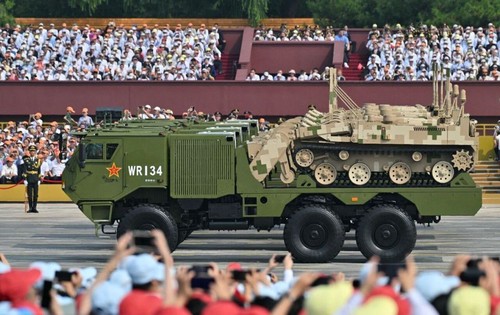 这是陆上无人作战方队通过天安门广场。新华社记者 孙瑞博 摄