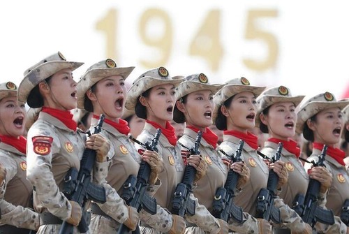 这是民兵方队接受检阅。 新华社记者 李明 摄