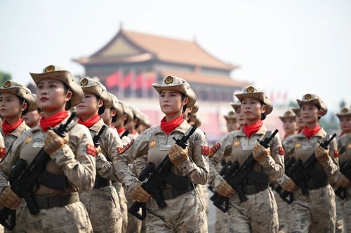 这是民兵方队接受检阅。新华社记者 张龙 摄