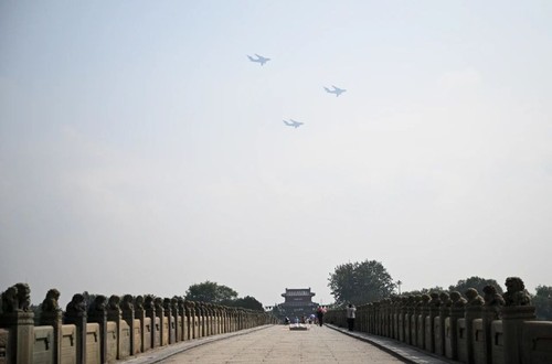 这是市民在卢沟桥观看运输机梯队。新华社记者 宋彦桦 摄