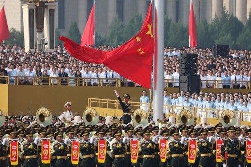 这是天安门广场举行隆重的升国旗仪式。新华社记者 张晨 摄