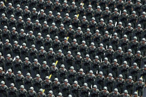 这是徒步方队通过天安门广场。新华社记者 王鹏 摄