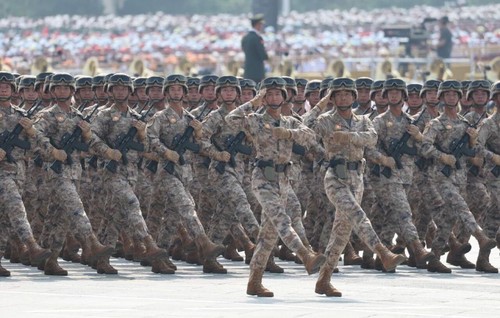 这是网络空间部队方队接受检阅。新华社记者 徐昱 摄
