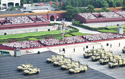 这是信息支援方队通过天安门广场。新华社记者 李响 摄