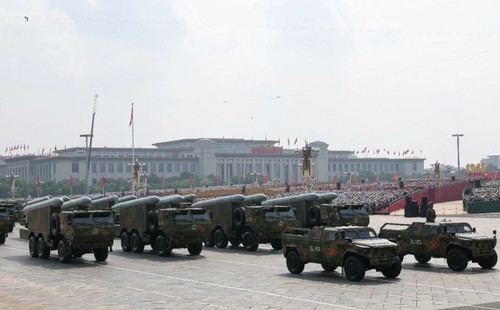 这是巡航导弹方队接受检阅。新华社记者 陈诚 摄