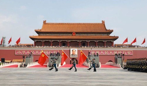 这是仪仗方队接受检阅。新华社记者 王晔 摄