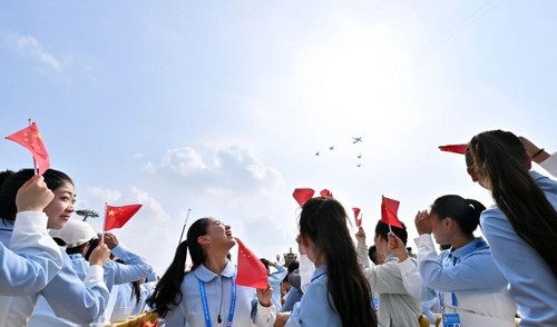 这是预警指挥机梯队通过天安门广场。新华社记者 黄孝邦 摄
