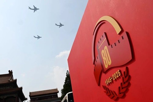 这是运输机梯队接受检阅。新华社记者 金良快 摄