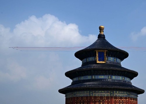 这是在北京天坛公园拍摄的教练机梯队。新华社记者 赵子硕 摄