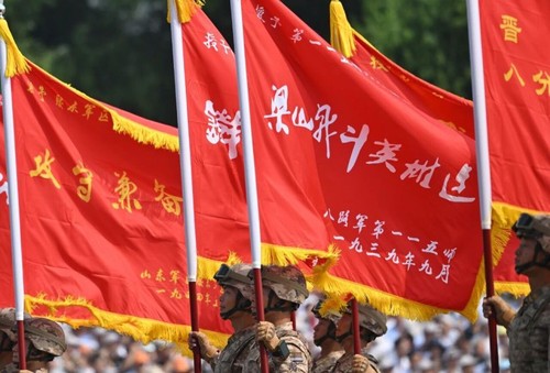 这是战旗方队接受检阅。新华社记者 刘金海 摄